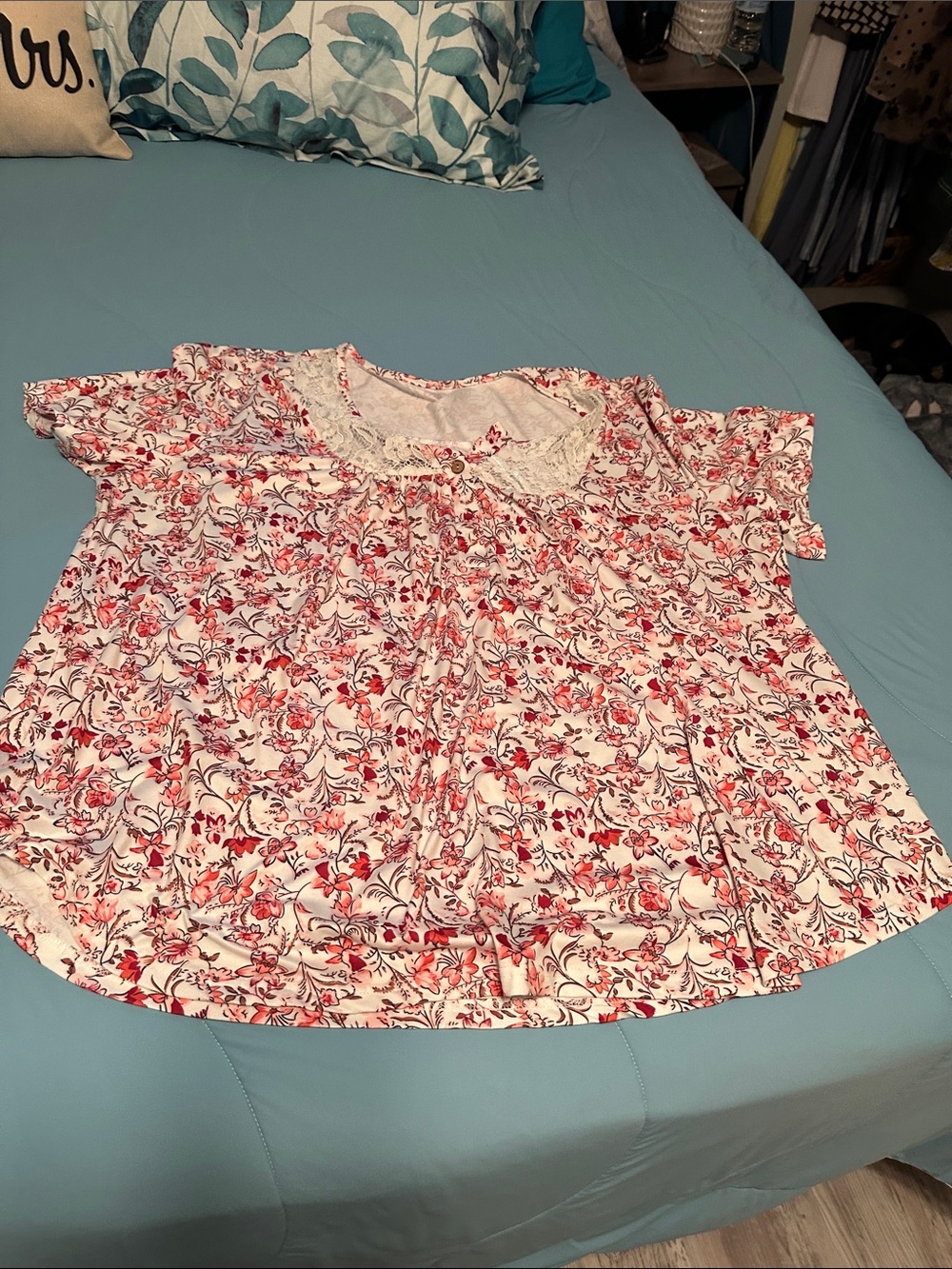 Floral Lace-Trim Short Sleeve Top in White & Red